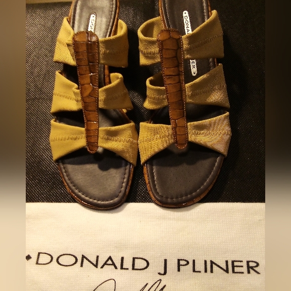 Donald J. Pliner - NWT- Open Toe Wedge, 3 Fabric Straps For Comfort, Size 7... - Picture 1 of 12
